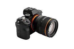 黑色相机配橙色镜头特写