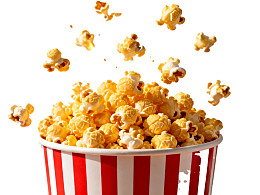 爆米花从红白条纹桶中飞溅