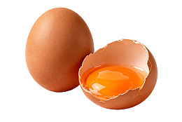 完整鸡蛋与蛋黄特写图片
