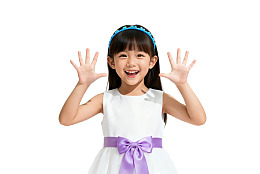 小女孩穿白裙挥手微笑