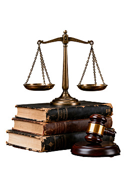 天平与法槌置于古书之上