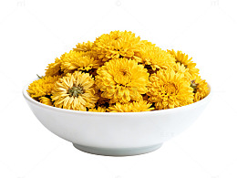 白碗盛满金黄色菊花