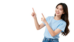 微笑女子指向上方图片