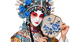 京剧旦角手持花扇精美妆容