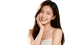 微笑女子手托脸颊清新自然