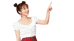 女孩穿白上衣红格裙指向上方