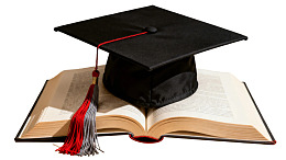 毕业帽置于打开的书上