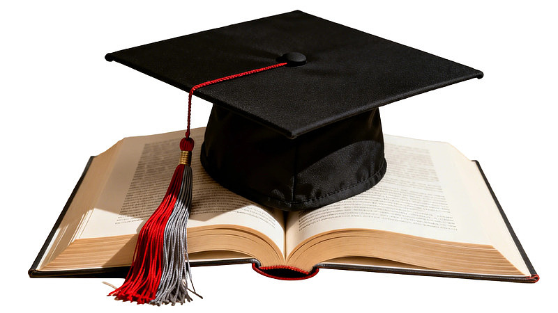 毕业帽置于打开的书上