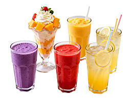 多种色彩缤纷的果汁与奶昔