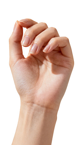 手部特写展示自然美甲