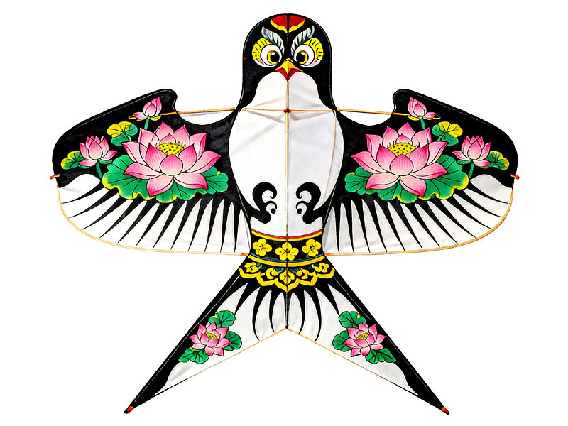 燕子造型风筝饰以莲花图案