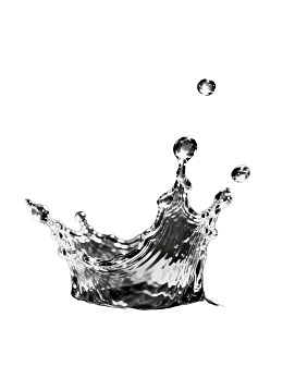水滴飞溅形成皇冠状图片