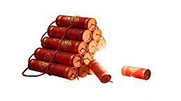 红色鞭炮堆叠展示图片