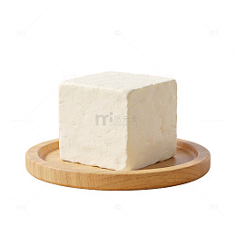 简约木质盘上的白色豆腐