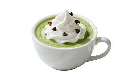 一杯抹茶拿铁配奶油和巧克力