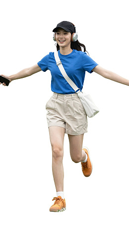 女子户外跑步佩戴耳机
