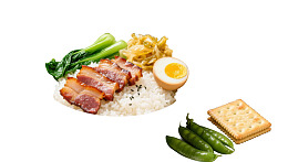 腊肉饭配青菜鸡蛋和饼干