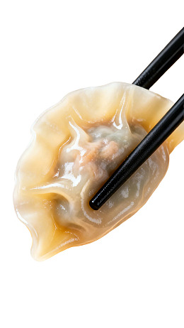 筷子夹起一只透明饺子