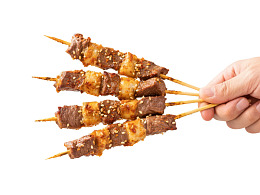 手握四串烤牛肉串图片