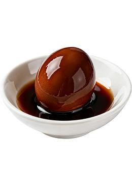 卤蛋浸泡在酱汁中图片