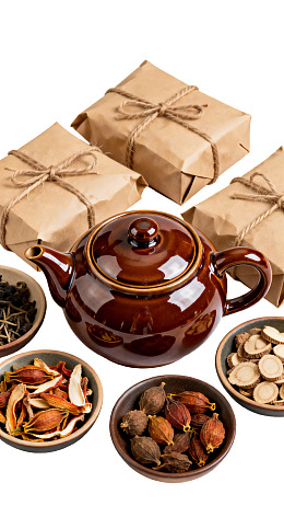 茶壶与多种干草药食材展示