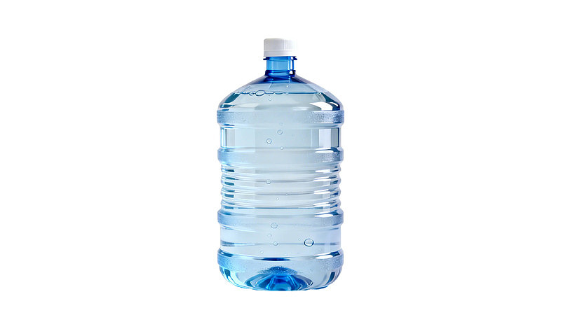 透明塑料水瓶装满清水