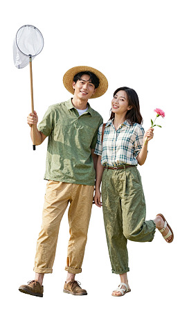 情侣田园风拍照手持网兜与花朵