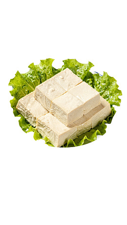 豆腐块置于生菜叶上图片