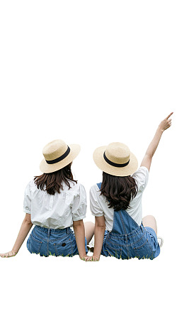 两位戴草帽女孩背对指远方