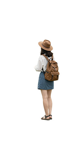 背影女子戴帽携包漫步