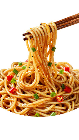 筷子夹起拌面配葱花辣椒