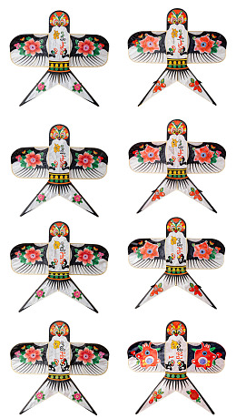 八只传统花鸟图案风筝排列展示