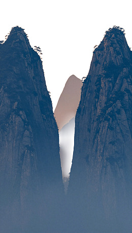 双峰夹峙云雾缭绕图片