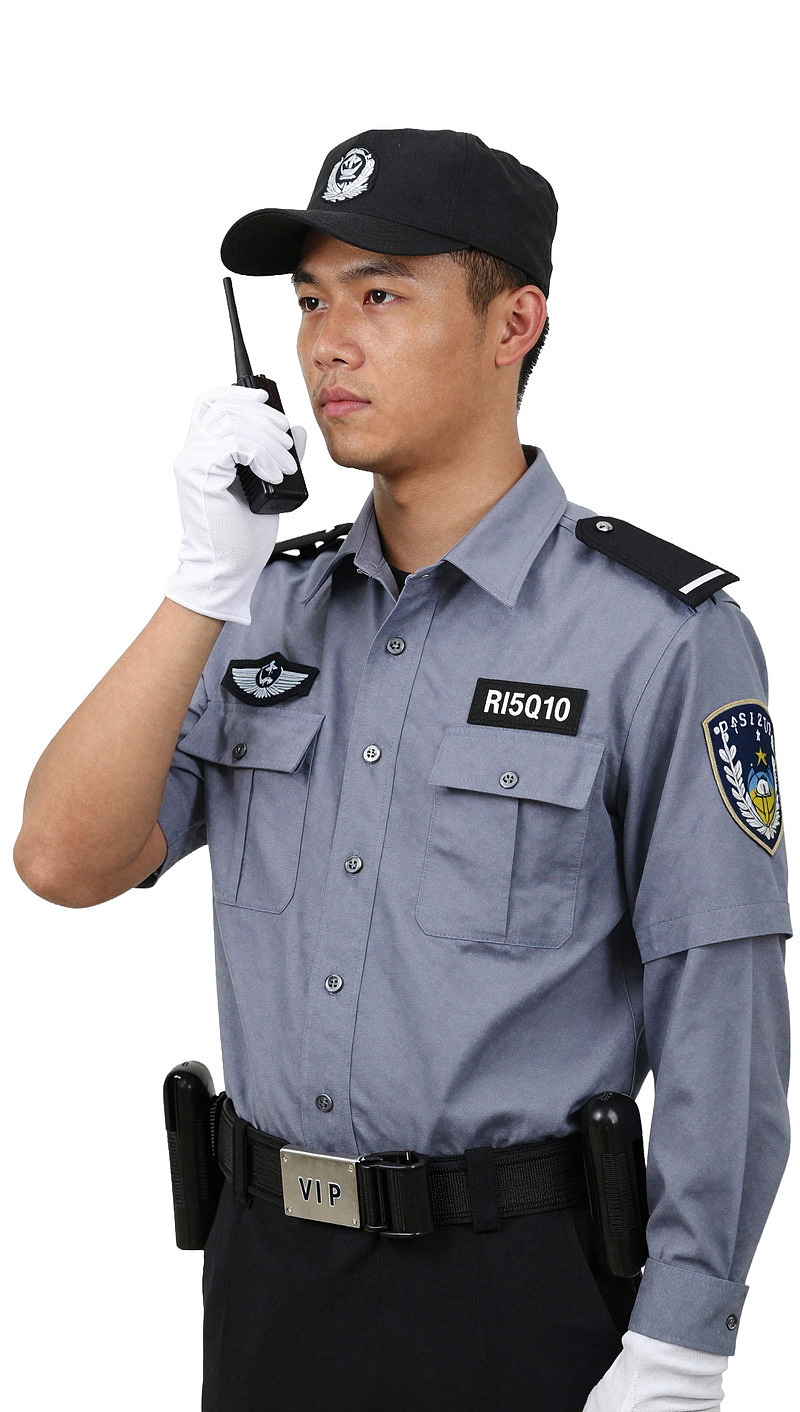 身穿制服的安保人员手持对讲机