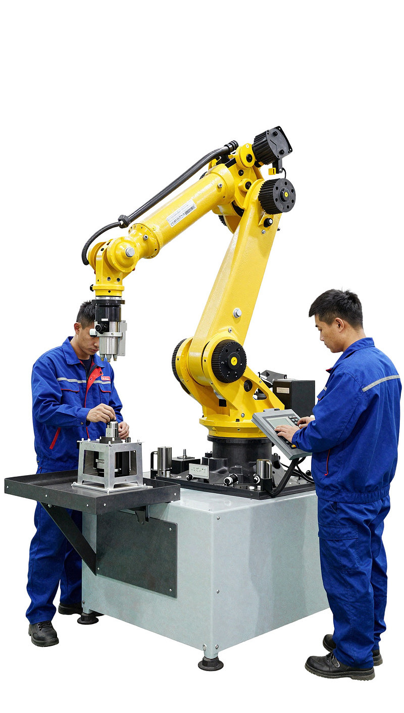 工人操作黄色工业机器人