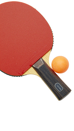 红色乒乓球拍与橙色球