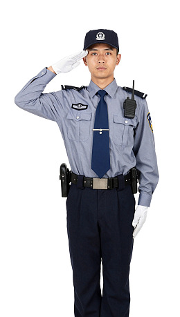 身着制服的警察敬礼图片