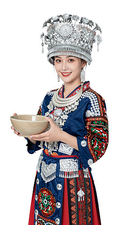 身着民族服饰手持碗的女子
