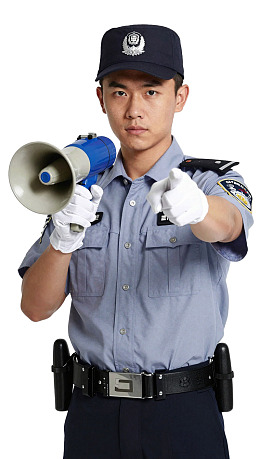 警察手持扩音器指向前方