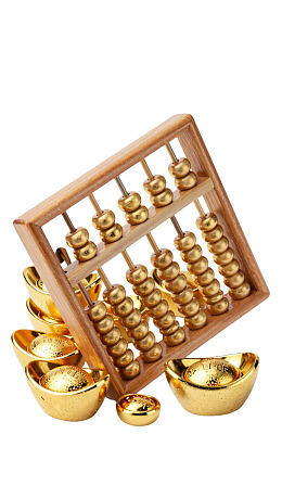 木质算盘与金元宝摆件