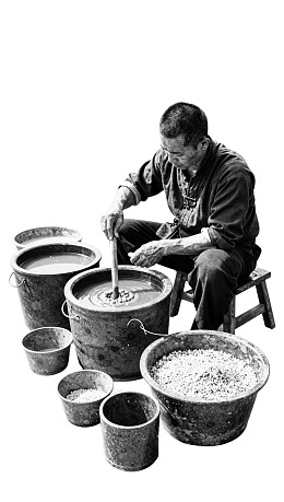男子在桶间劳作图片