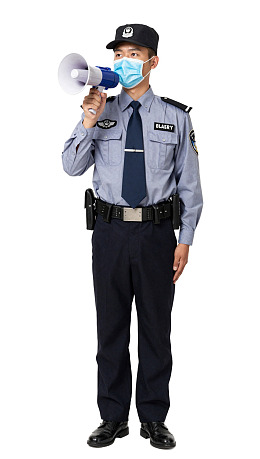 警察佩戴口罩手持扩音器