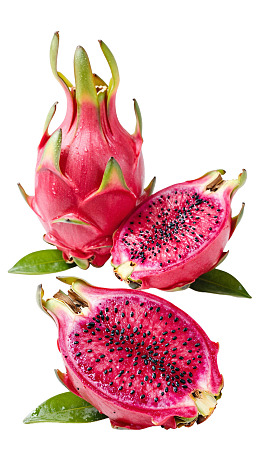 火龙果切面展示鲜艳红色果肉