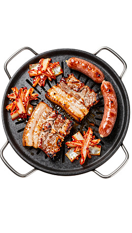 烤盘上的烤肉与泡菜图片