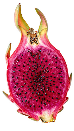 切开的火龙果展示其鲜艳果肉