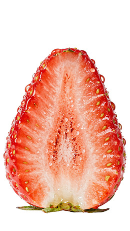 切开的草莓展示多汁果肉