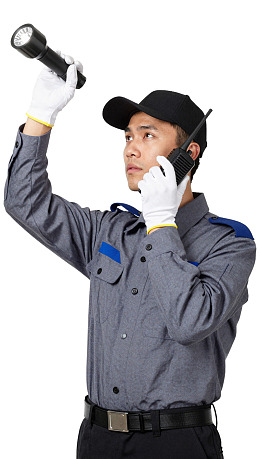 穿制服男子手持手电筒和对讲机