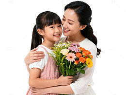 母女情深鲜花拥抱亲子图片