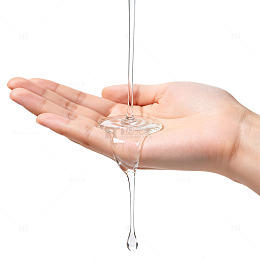 【标题】：透明液体滴入手掌特写