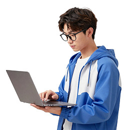 戴眼镜青年专注使用笔记本电脑